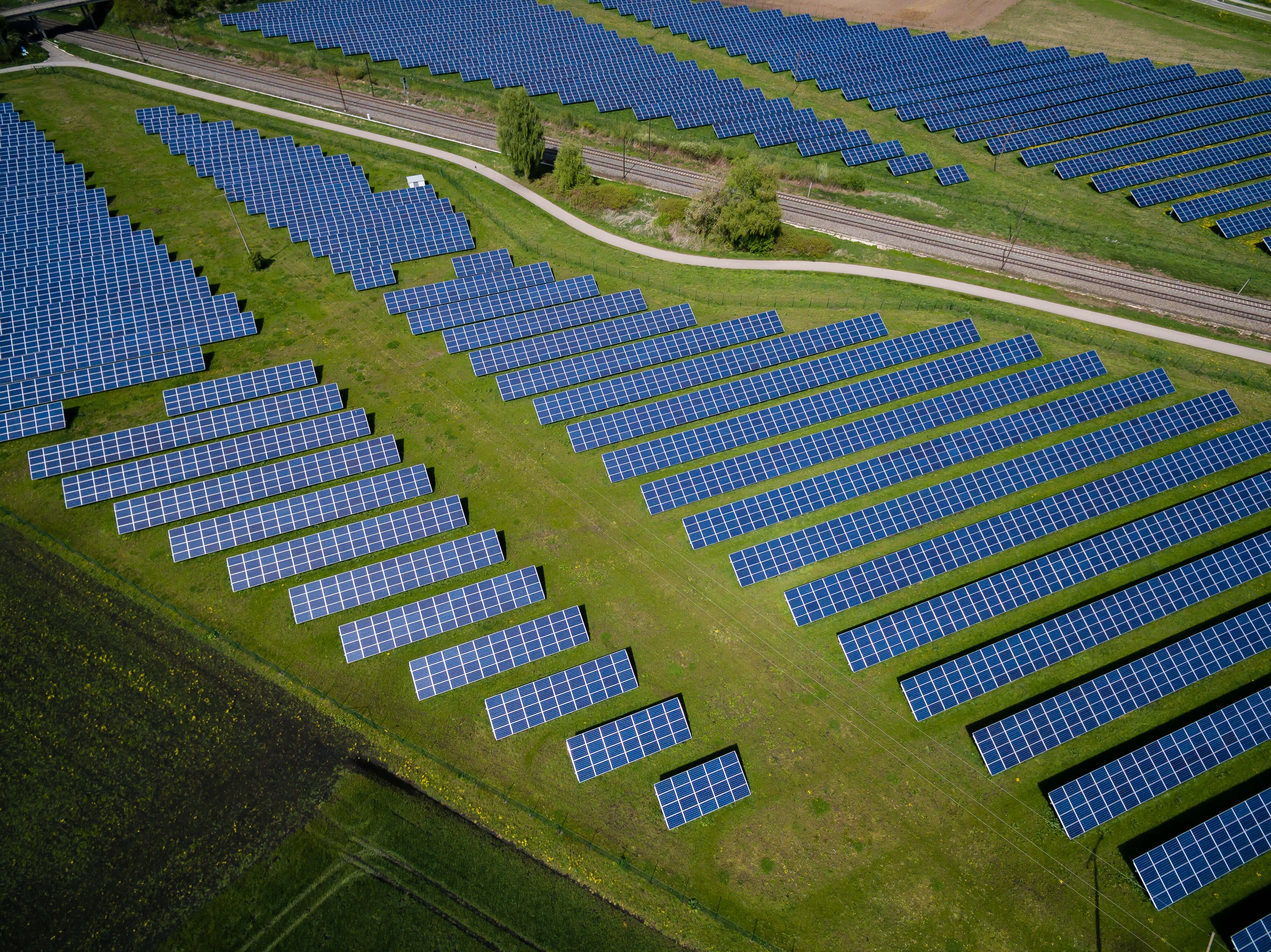 Beispielbild: Photovoltaikanlage auf einer Grünfläche, Foto: Andreas Glücklhorn
