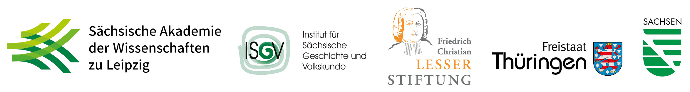 Fünf farbige Logos, die jeweils als Wort-Bild-Marke nebeneinander stehen. Von links: Sächsische Akademie der Wissenschaften zu Leipzig, Institut für Sächsische Geschichte und Volkskunde, Friedrich-Christian-Lesser-Stiftung, Freistaat Thüringen, Freistaat Sachsen.