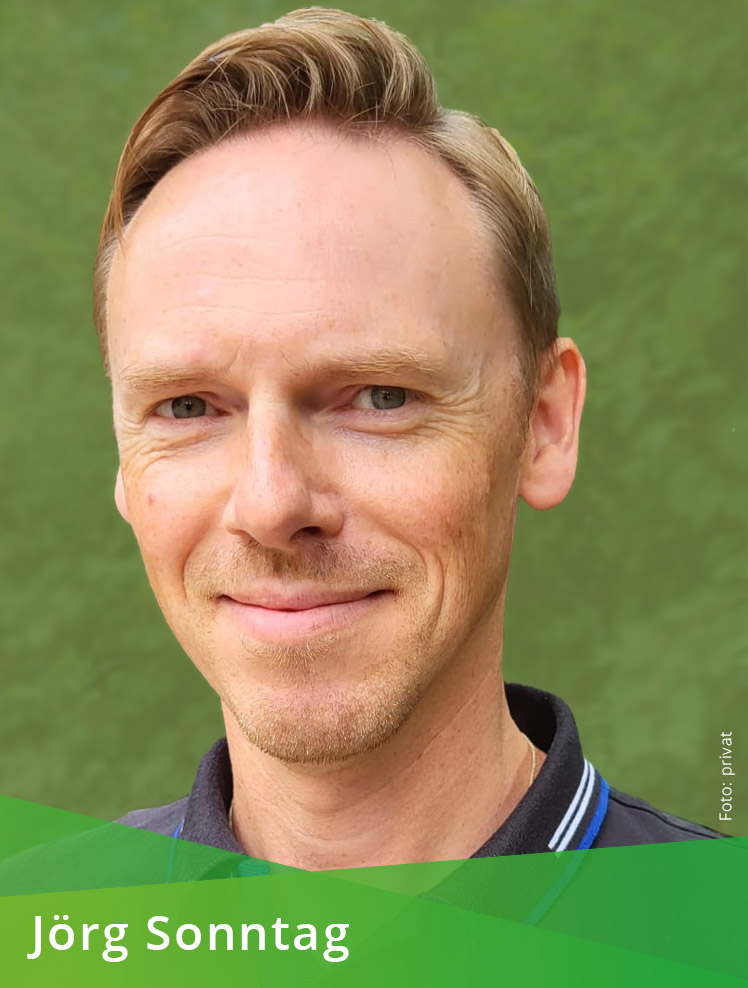Farbporträt einer männlichen Person vor grünem Hintergrund. Auf dem unteren Bildrand steht auf grünem Hintergrund: Jörg Sonntag. Im Bild steht außerdem: Foto: privat.
