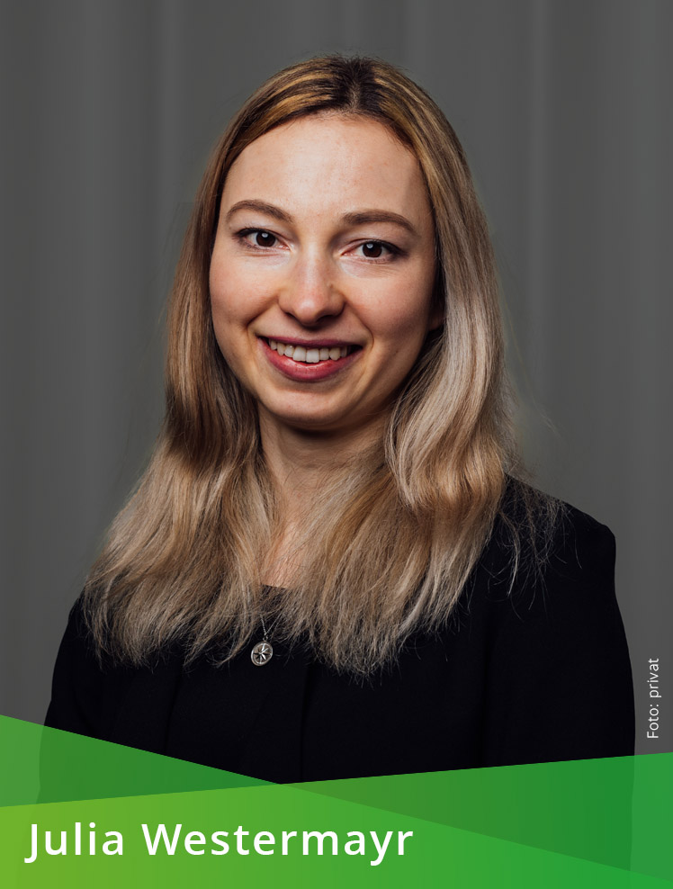 Farbporträt einer weiblichen Person vor einem grauen Vorhang. Auf dem unteren Bildrand steht auf grünem Hintergrund: Julia Westermayrt. Im Bild steht außerdem: Foto: privat.