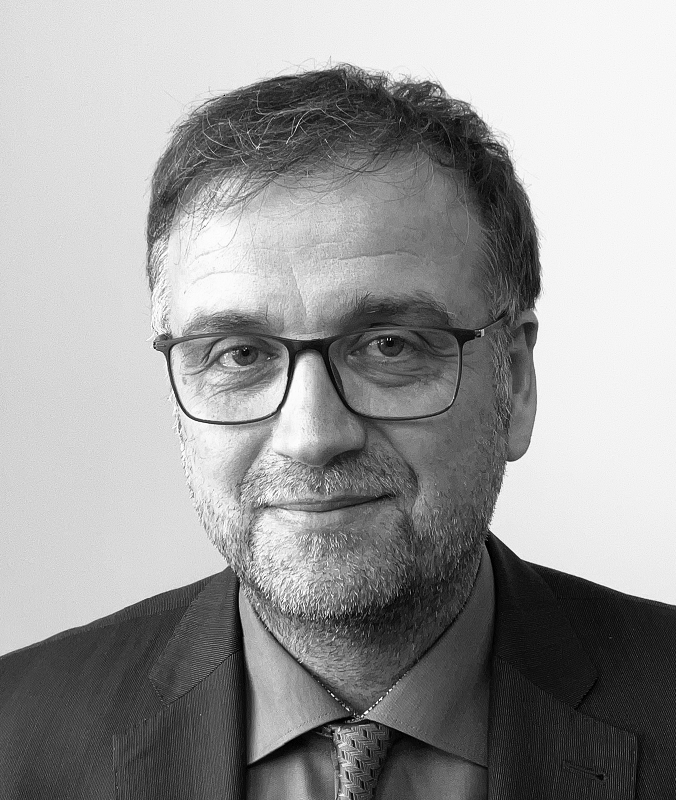 Portraitbild einer männlichen Person mit Brille