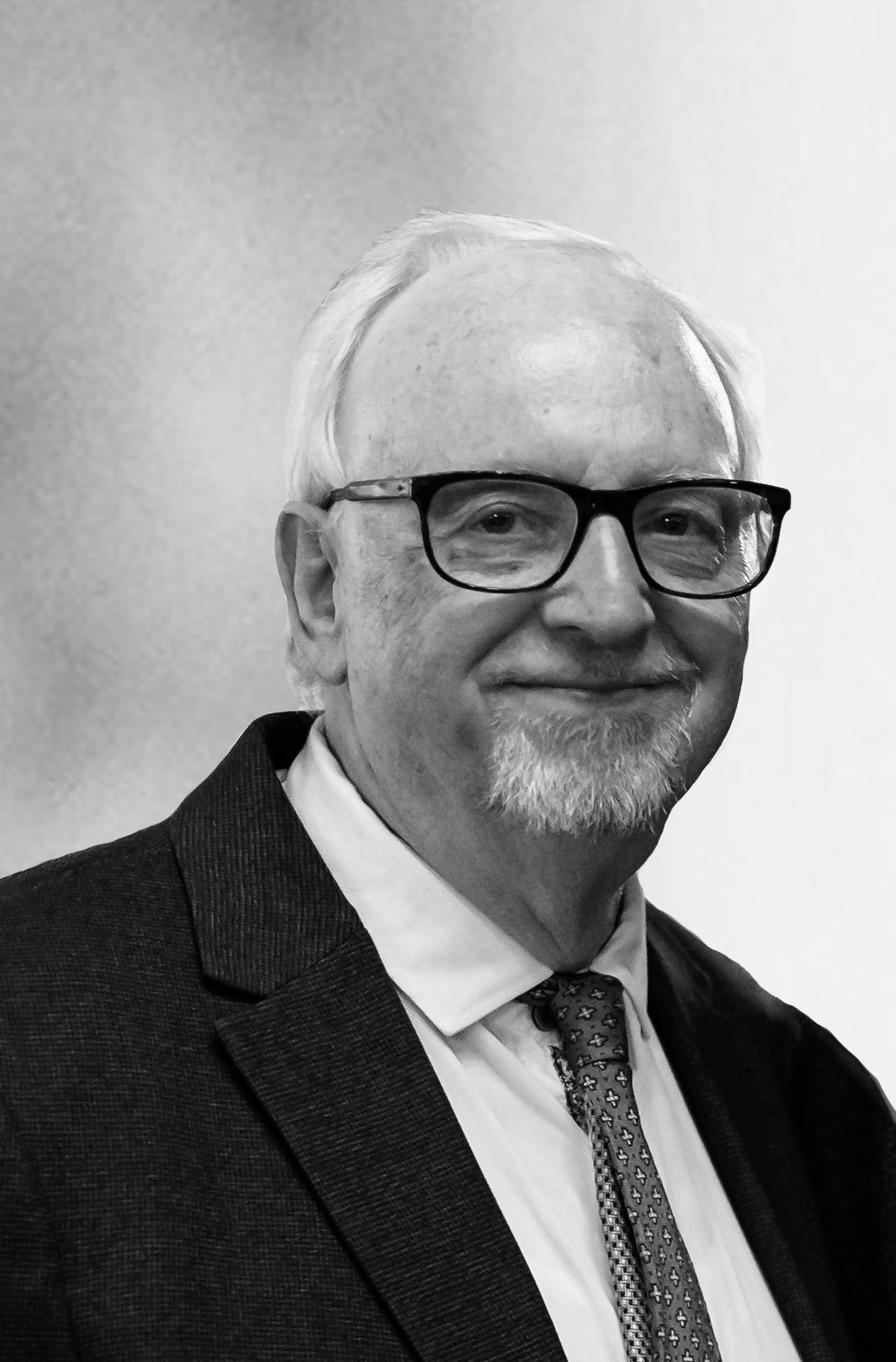 Portraitbild einer männlichen Person mit Brille
